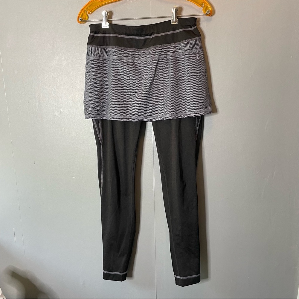 Athleta Black and Gray herringbone  2 in 1 skirt with Leggings size‎ small